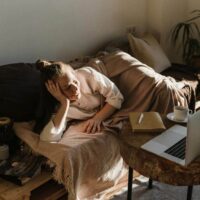 Digital Minimalism Strategies for Online Entrepreneurs Who Feel Overwhelmed