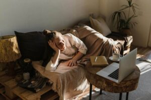 Digital Minimalism Strategies for Online Entrepreneurs Who Feel Overwhelmed