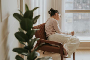 How to Declutter Your Mind and Finally Let Go of Emotional Baggage