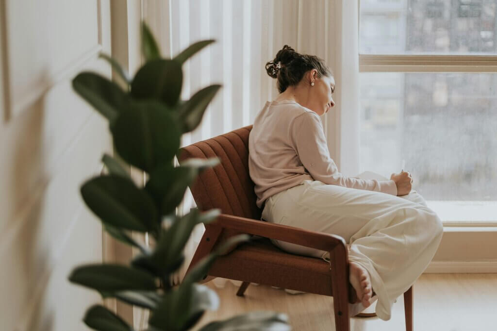 How to Declutter Your Mind and Finally Let Go of Emotional Baggage