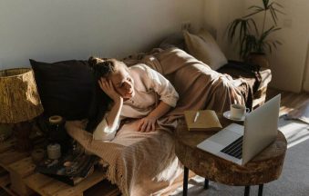 Digital Minimalism Strategies for Online Entrepreneurs Who Feel Overwhelmed